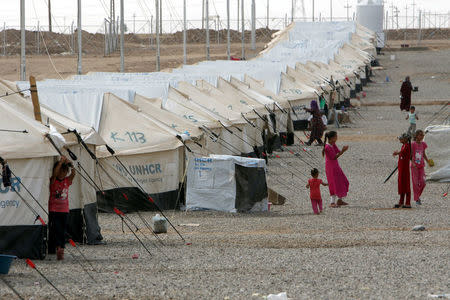 Displaced children, who fled from the Islamic State violence, are seen at Debaga Camp in the Makhmour area near Mosul, Iraq, August 30, 2016. REUTERS/Azad Lashkari