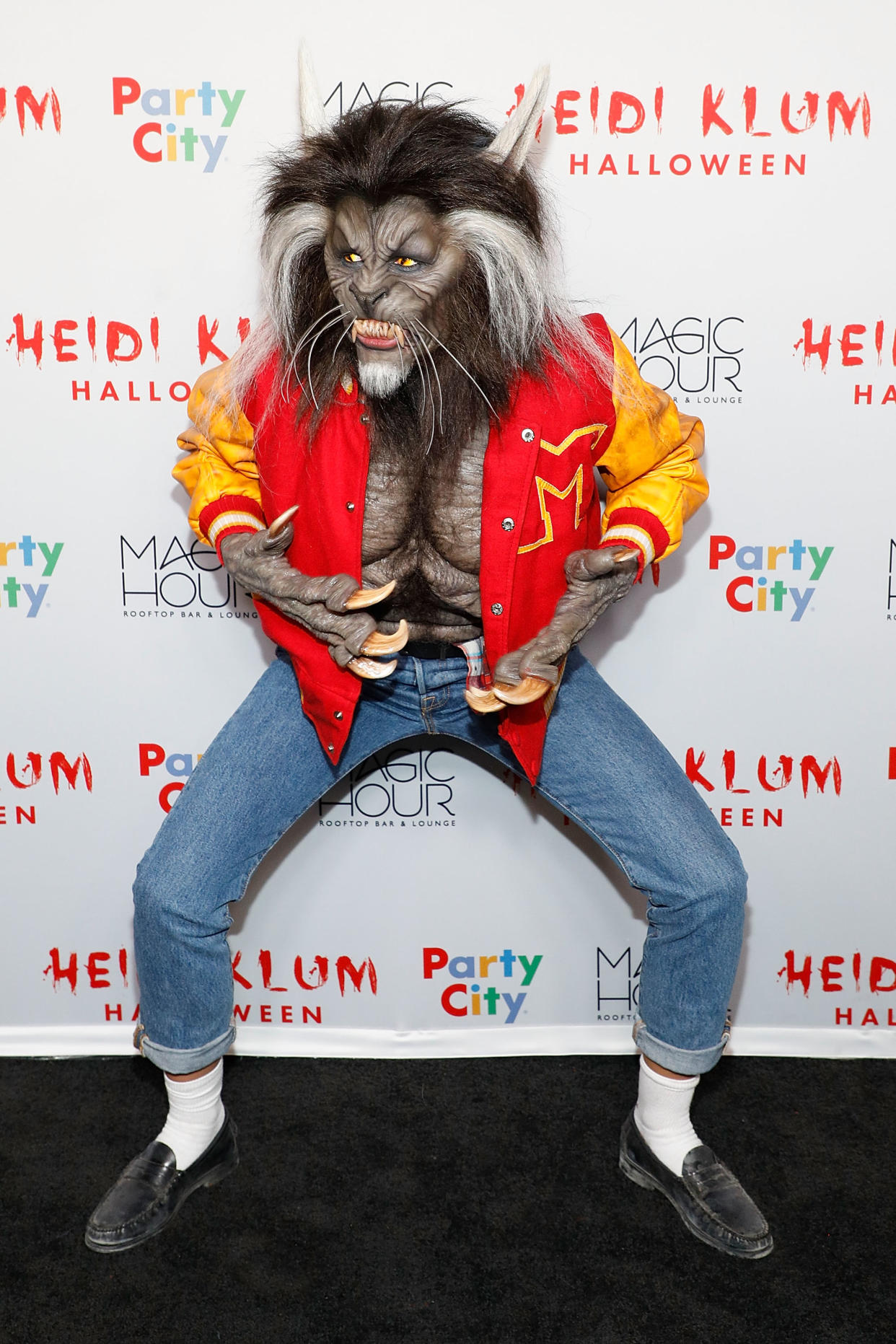 Heidi Klum en personaje de Hombre Lobo del video de Michael Jackson, “Thriller”.