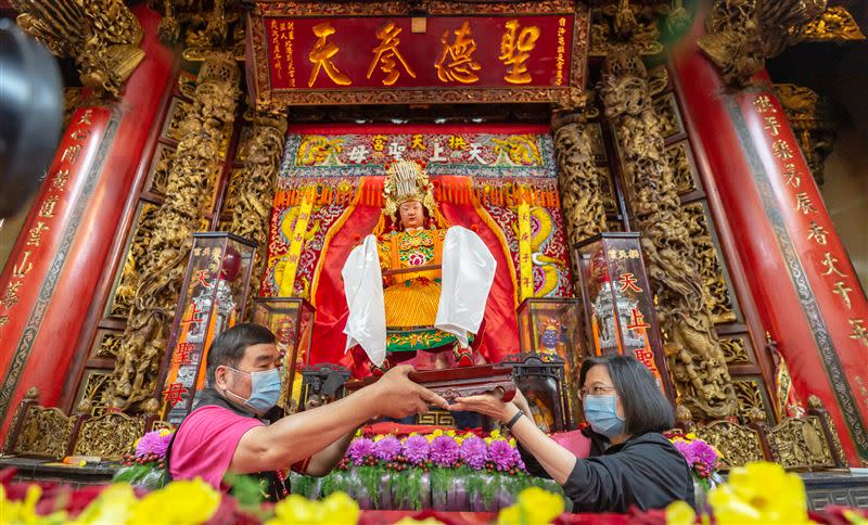  白沙屯媽祖今日起駕進香，蔡英文親自赴拱天宮參拜。（圖／總統府提供）