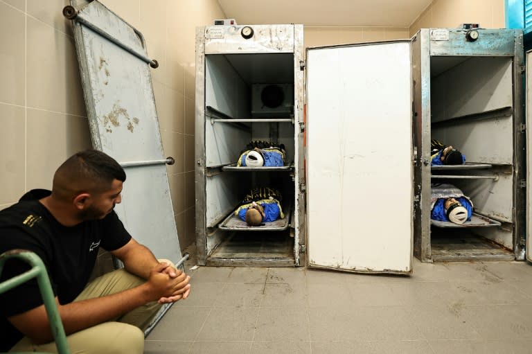 Un hombre observa los cadáveres de cuatro palestinos muertos en un ataque aéreo israelí en el campo de refugiados de Nur Shams, el 3 de julio de 2024 en la morgue del hostpial de Tulkarem (Cisjordania) (Zain Jaafar)