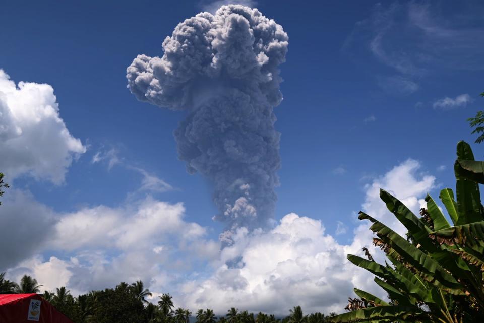 Foto selebaran yang disediakan oleh Pusat Mitigasi Bencana Vulkanik dan Geologi Indonesia menunjukkan abu tebal dan awan hitam tumpah dari Gunung Ibu di provinsi Maluku Utara, Indonesia, 15 Mei 2024 (EPA).