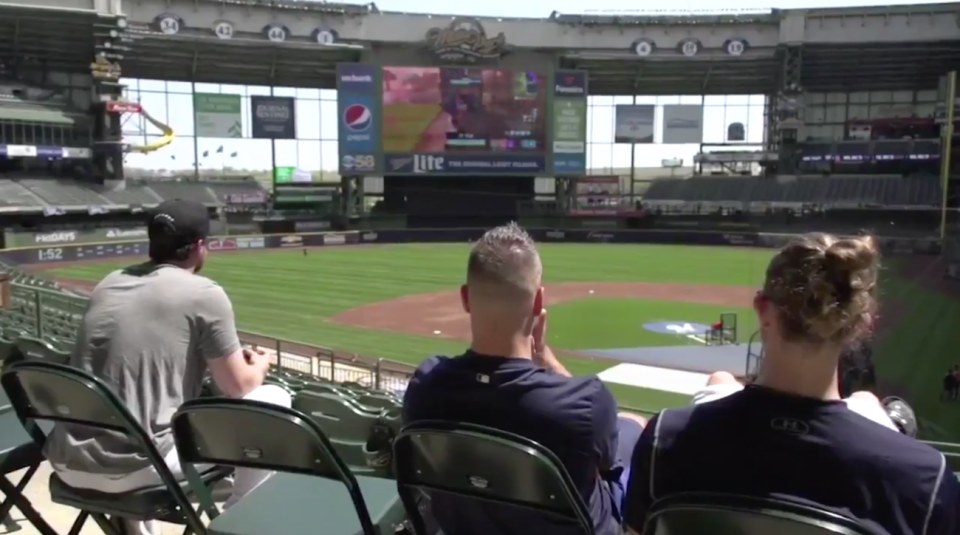 Los Brewers de Milwaukee jugando Fortnite en la pantalla de su estadio (Foto: Sports Illustrated)