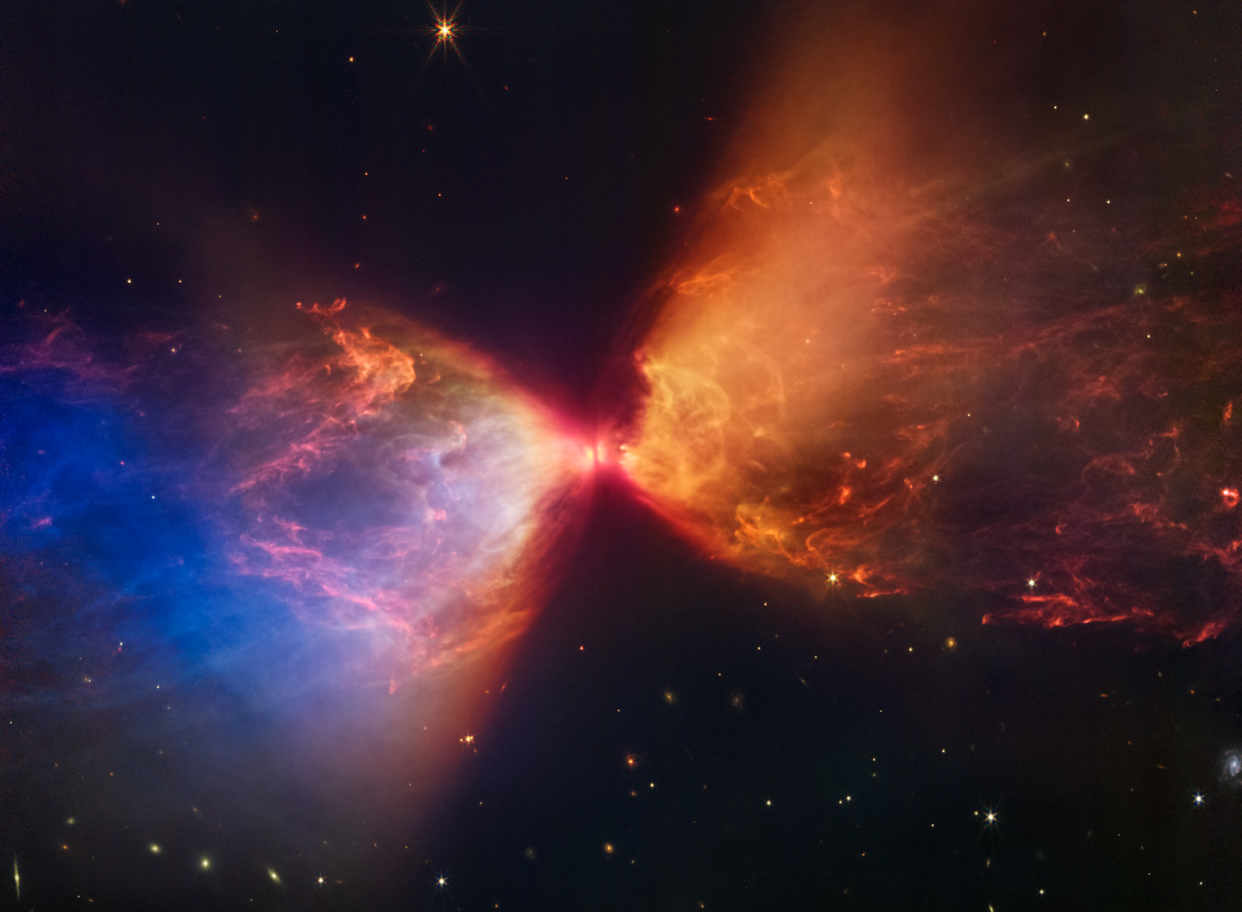 Protoestrella dentro de la nube oscura L1527, en la región de formación estelar de Tauro. La formación solo es visible en luz infrarroja. La imagen la ha tomado el telescopio James Webb. <a href="https://www.nasa.gov/sites/default/files/thumbnails/image/stsci-01ggwd2f59v4tbrremm03rztyb.png" rel="nofollow noopener" target="_blank" data-ylk="slk:NASA, ESA, CSA y STScI. Procesamiento de imágenes: J. DePasquale, A. Pagan y A. Koekemoer (STScI);elm:context_link;itc:0;sec:content-canvas" class="link ">NASA, ESA, CSA y STScI. Procesamiento de imágenes: J. DePasquale, A. Pagan y A. Koekemoer (STScI)</a>