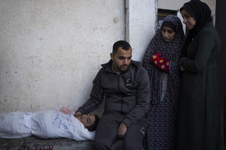 Palestinos lloran la muerte de un niño en el bombardeo israelí de la Franja de Gaza en la morgue de un hospital en Rafah, lunes 12 de febrero de 2024
(AP Photo/Fatima Shbair)