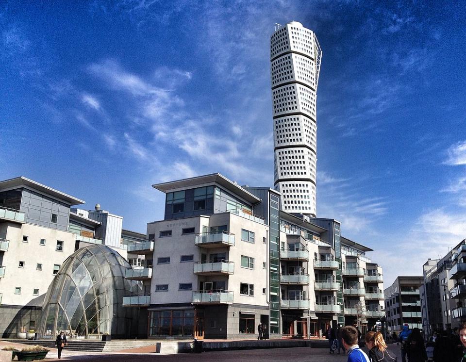 <p>Der Turning Torso in Malmö ist das höchste Gebäude in Schweden – aber nicht nur das: Der Turm wickelt sich von unten nach oben und scheint auf diese Weise ständig in Bewegung zu sein. (Foto: Getty Images) </p>