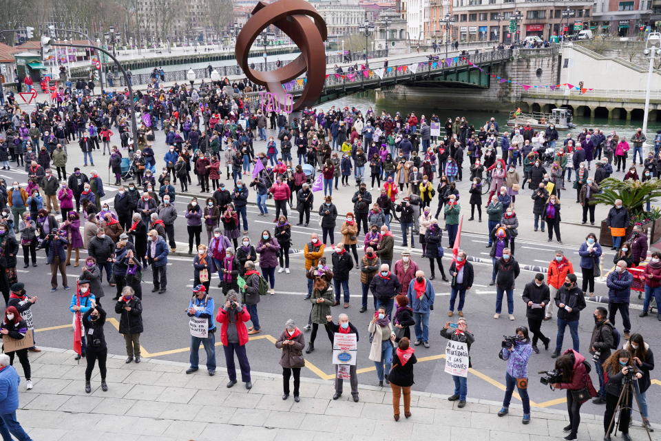 <p>En Bilbao se celebró una concentración frente al Ayuntamiento como acto central del Día Internacional de la Mujer. (Foto: Vincent West / Reuters).</p> 