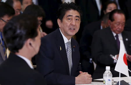 Japan's Prime Minister Shinzo Abe (C) delivers an opening speech as Vietnam's Prime Minister Nguyen Tan Dung (L) and other leaders of Mekong delta nations listen during the Mekong-Japan Summit Meeting at the state guest house in Tokyo, July 4, 2015. REUTERS/Toru Hanai