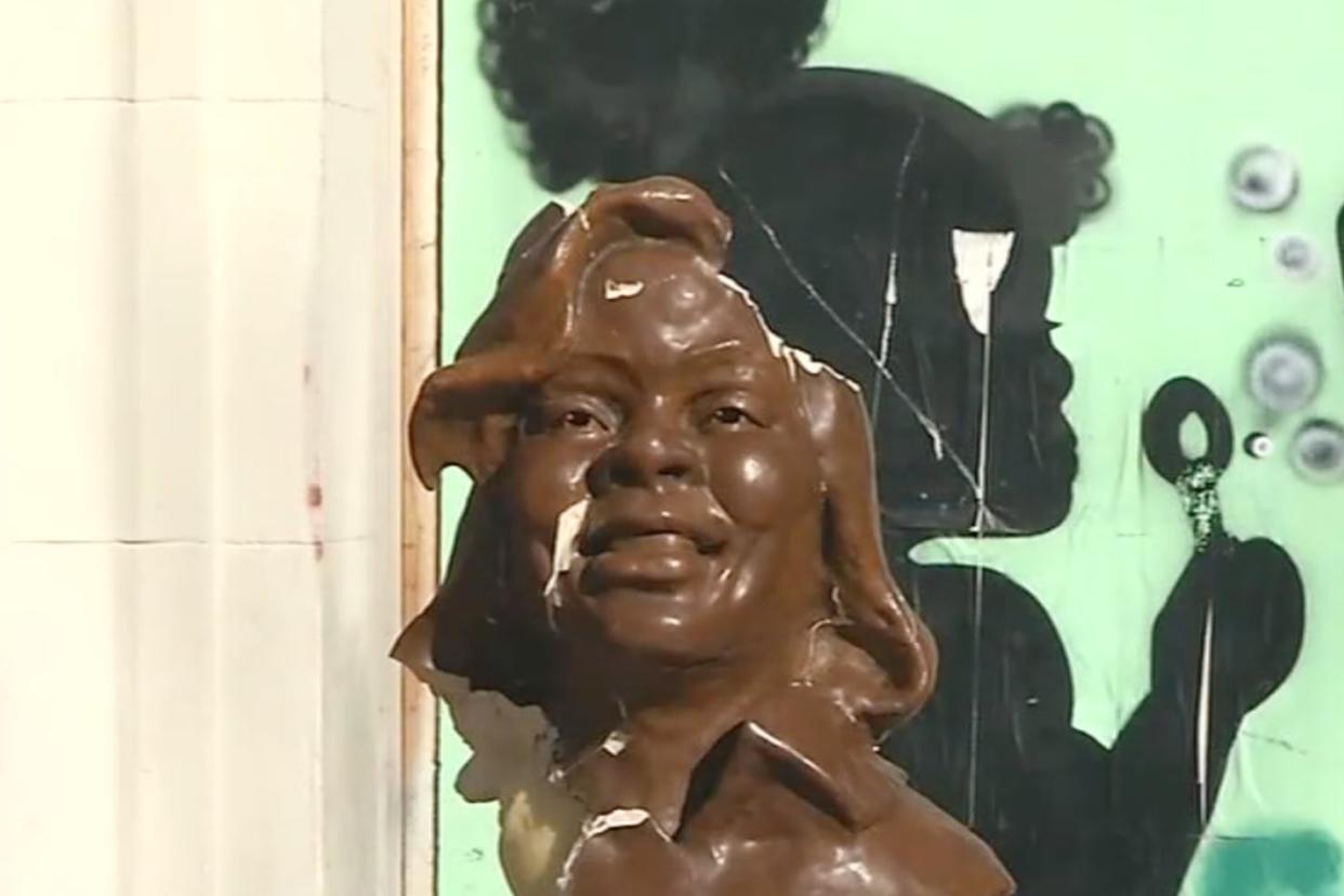 A bust of police shooting victim Breonna Taylor was vandalised in Oakland, California (ABC7 News)