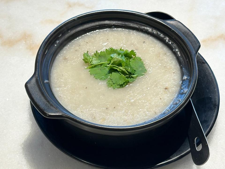 The Dry Scallop & Dry Oyster Chicken Minced Porridge may look like a plain Jane but one spoonful will convince you of its quality.