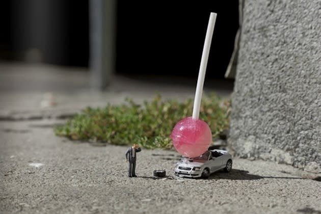 Diese Mini-Installation von Slinkachu trägt den Titel "Damn Kids" (Bild via www.andipa.com)