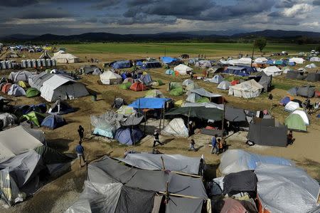 Tents are seen at a makeshift camp for migrants and refugees at the Greek-Macedonian border, near the village of Idomeni, Greece, April 25, 2016. REUTERS/Alexandros Avramidis