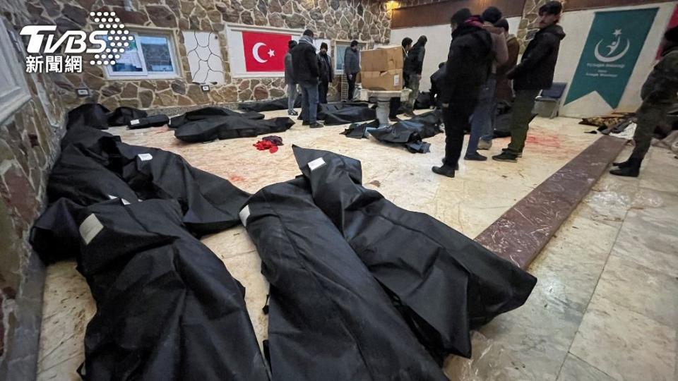 敘利亞西北部古城阿夫林（Afrin）一家醫院內，擺滿裝著遺體的黑色屍袋。（圖／達志影像路透社）