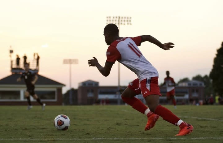 Kharrel Medza, nacido en Camerun, juega futbol D1 para la Universidad de Gardner-Webb en Carolina del Norte. (Gardner-Webb University)