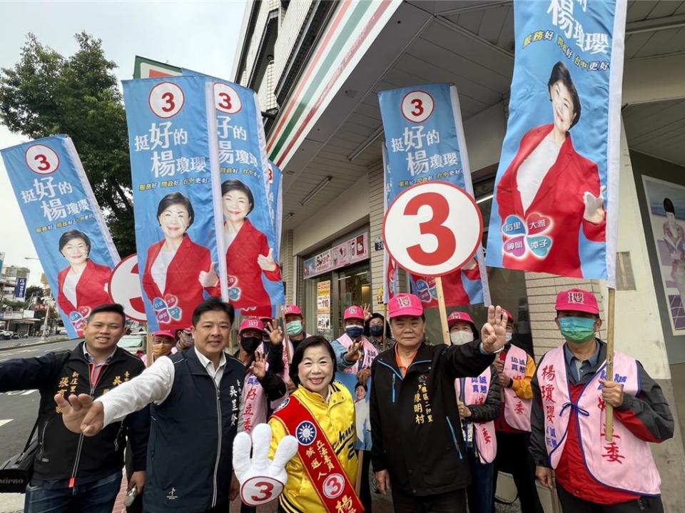 距離大選投票日進入倒數階段，國民黨台中市第三選區立委候選人楊瓊瓔今天早上到路口拜票。（陳淑娥攝）