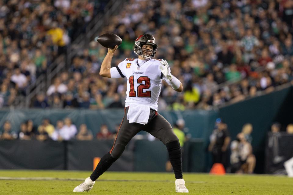 Tom Brady throws a touchdown pass to wide receiver Antonio Brown against the Eagles.