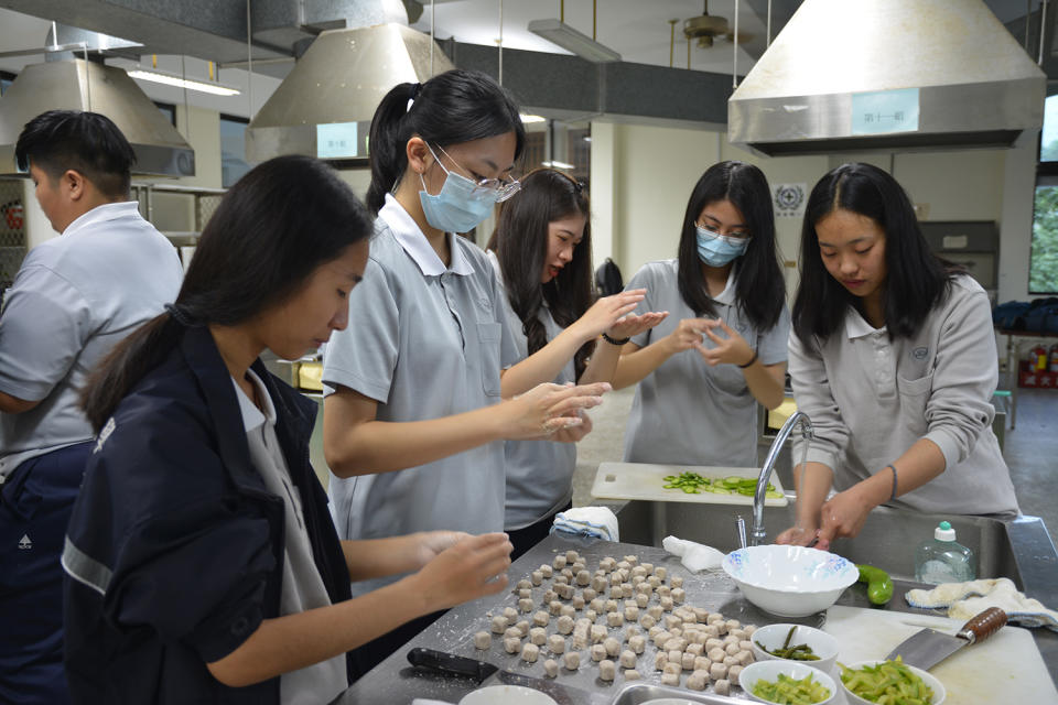 用花蓮在地的有機芋頭製作芋圓。