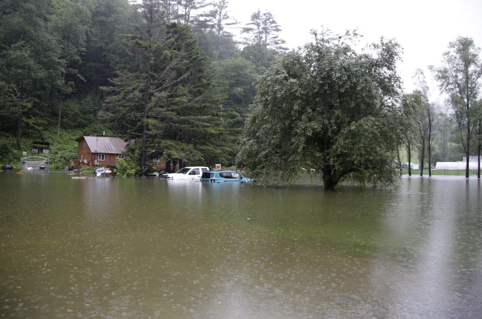 Vehículos sumergidos y residencias en riesgo por las inundaciones cerca del río Ottauquechee, el lunes 10 de julio de 2023, en Bridgewater, Vermont. (AP Foto/Hasan Jamali)