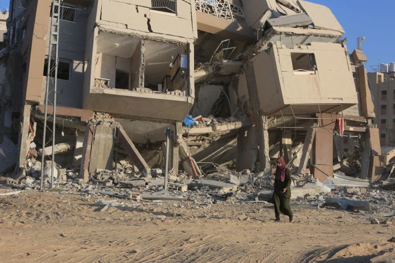 Palestinians return to their homes after the withdrawal of the Israeli army from the eastern part of Deir al-Balah Abed Rahim Khatib/dpa