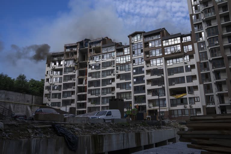 Humo sale de un edificio residencial tras explosiones en Kiev, Ucrania, el domingo 26 de junio de 2022. (AP Foto/Nariman El-Mofty)
