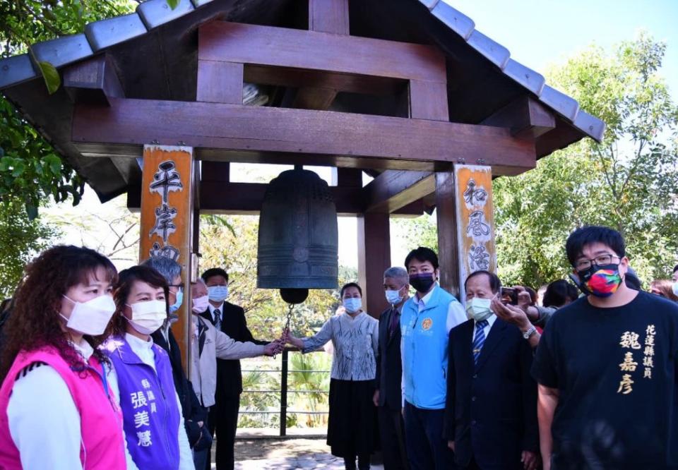 花蓮「二二八事件七十五週年紀念儀式暨追思紀念音樂會」，縣長徐榛蔚偕同受難者家屬代表敲響和平鐘，祈願代代子孫和平安定。(記者林有清攝)