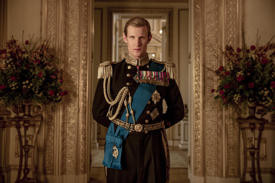 En esta imagen proporcionada por Netflix Matt Smith como el príncipe Felipe en una escena de “The Crown". El príncipe Felipe se mantuvo fiel detrás de la reina Isabel II, como su personaje en "The Crown" de Netflix ¿pero qué tan cercano es el retrato de la serie del príncipe fallecido el 9 de abril de 2021. (Robert Viglasky/Netflix via AP)