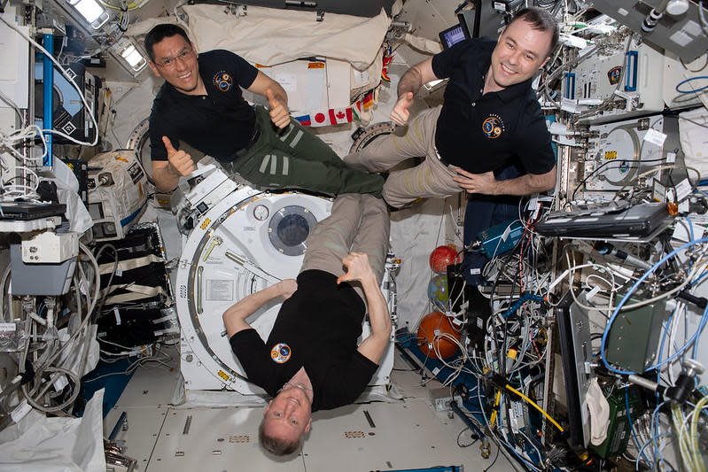 NASA-Astronaut Frank Rubio (oben links), Astronaut Dmitry Petlin (oben rechts) und Sojus MS-22/23-Kommandant Sergei Prokopyev (Mitte) planen, sich am 27. September von der Internationalen Raumstation zu lösen und zur Erde zurückzukehren, um die 271 Extended zu schließen Expedition.  Daily Mission – der bisher längste Alleinflug eines amerikanischen Astronauten.  / Bildnachweis: NASA