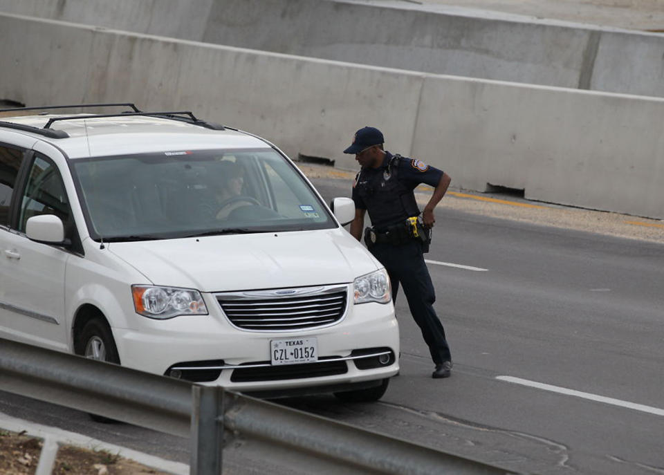 Un policía revisa identificaciones de conductores afuera del acceso principal a la base del ejército en Fort Hood, Texas, después de un tiroteo el miércoles 2 de abril de 2014. (Foto AP/Austin American-Statesman, Deborah Cannon)