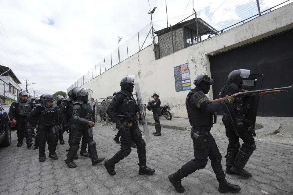 <strong>首都基多的監獄囚犯8日暴動，大批警察和士兵趕抵鎮暴。（圖／美聯社）</strong>