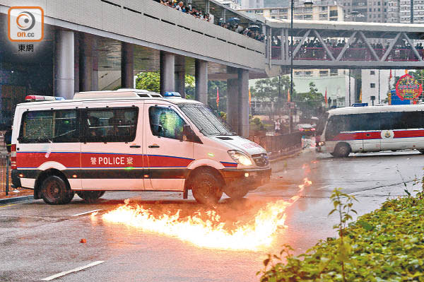 警車周遭有雜物着火。