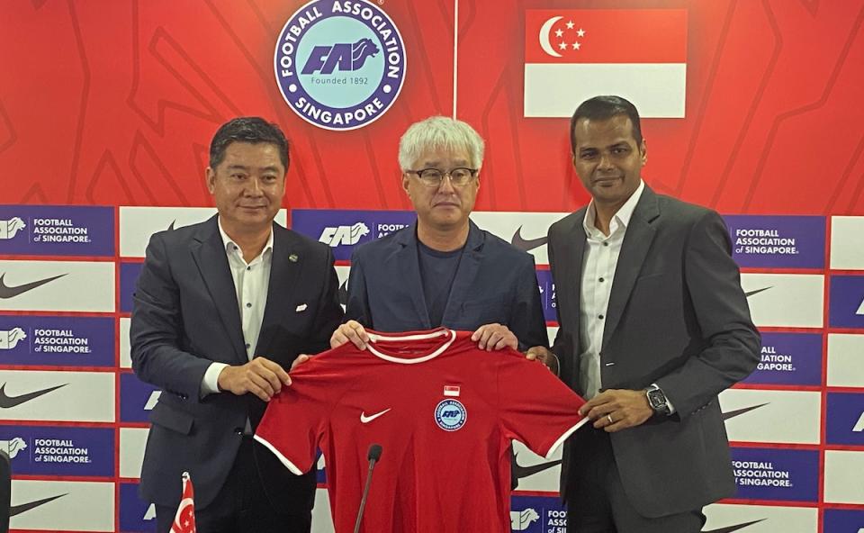 Newly-appointed Singapore national men's football head coach Tsutomu Ogura (centre) poses with a national jersey with FAS president Bernard Tan (left) and general secretary Yazeen Buhari. (PHOTO: Chia Han Keong/Yahoo News Singapore)