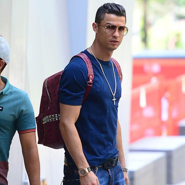 Cristiano Ronaldo puso de moda la mochila fashion. Foto: BangShowbiz