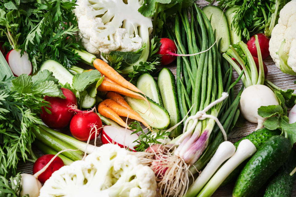 蔬菜熱量低、體積大，先吃蔬菜可降低整體進食量。（圖／Getty Images）