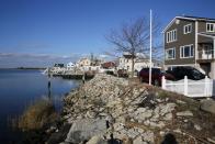 Una barrera al final de una calle marca el límite de la tierra, en el barrio de Broad Channel de Queens, en la ciudad de Nueva York, Estados Unidos, el 2 de noviembre de 2019