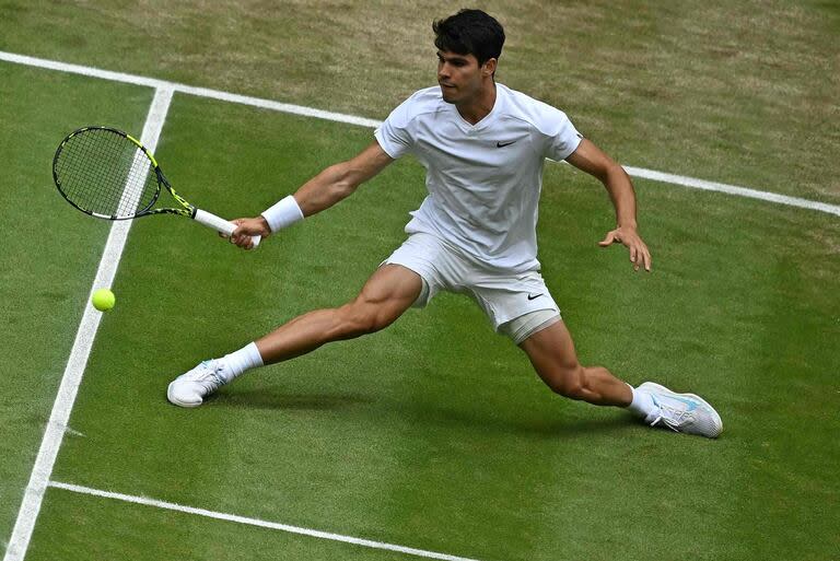 El español Carlos Alcaraz y su esfuerzo en el partido de las semifinales de WImbledon ante Daniil Medvedev