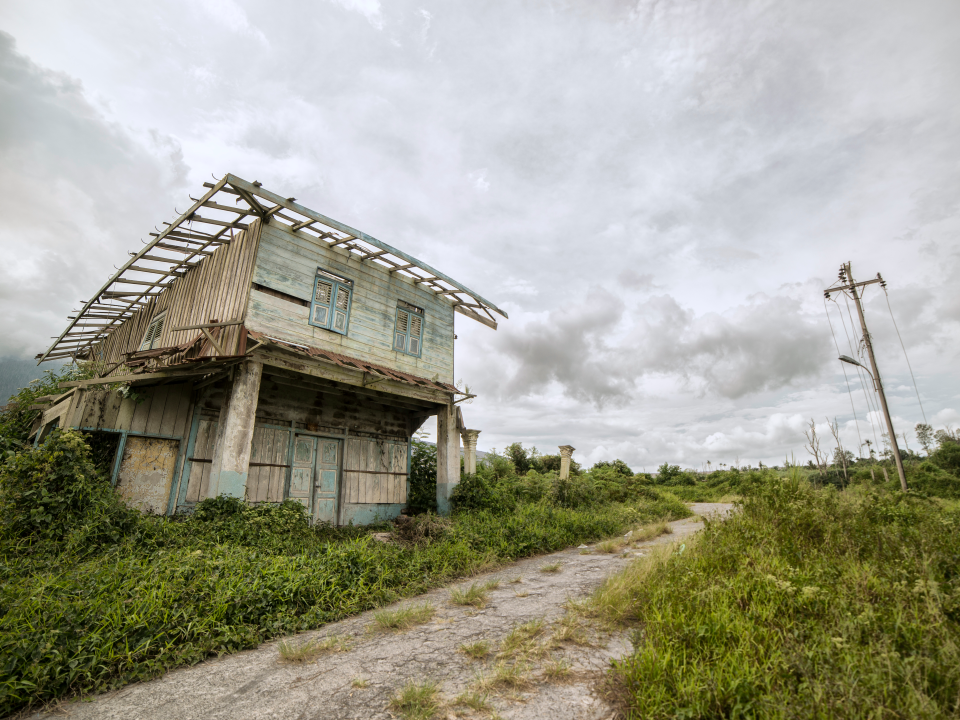 Ein verlassenes Haus unterhalb des Mount Sinabung in Indonesien.