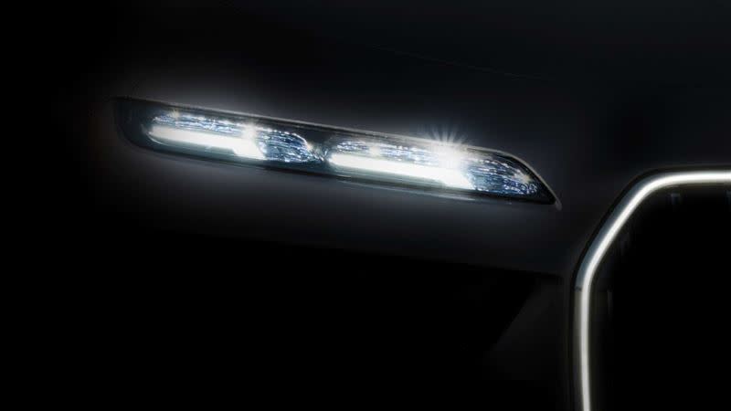 BMW i7採用細長的智慧雷射頭燈。（圖／翻攝自BMW官網）