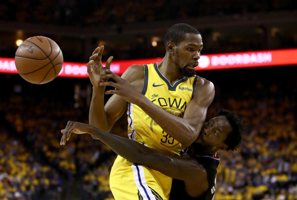 OAKLAND, CALIFORNIA - APRIL 15:  Kevin Durant #35 of the Golden State Warriors is guarded by Patrick Beverley #21 of the LA Clippers during Game Two of the first round of the 2019 NBA Western Conference Playoffs at ORACLE Arena on April 15, 2019 in Oakland, California.  NOTE TO USER: User expressly acknowledges and agrees that, by downloading and or using this photograph, User is consenting to the terms and conditions of the Getty Images License Agreement.  (Photo by Ezra Shaw/Getty Images)