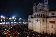 La pioggia non ha fermato le migliaia di persone che in serata si sono date appuntamento in Piazza Grande a Modena, come segno di protesta per l'arrivo in città del leader della Lega, Matteo Salvini, corso in appoggio di Lucia Borgonzoni, candidata alla presidente della Regione Emilia-Romagna alle elezioni del 26 gennaio.