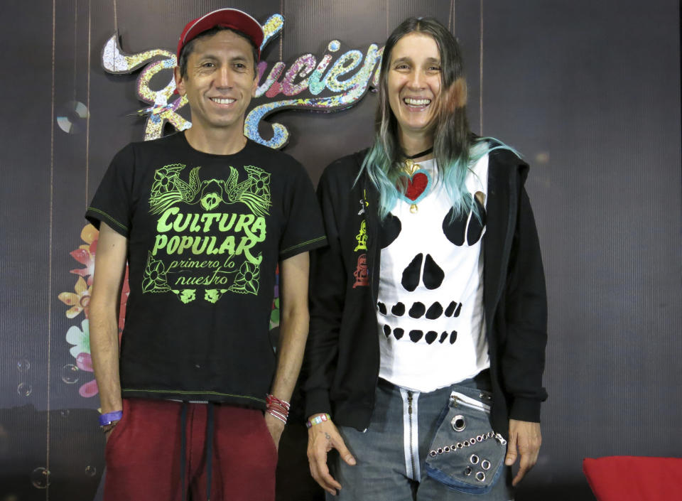 Hector Buitrago, izquierda, y Andrea Echeverri, de la agrupación colombiana Aterciopelados, posan antes de una conferencia de prensa en la Ciudad de México el jueves 29 de septiembre de 2016, previo a un concierto para promover su álbum "Reluciente, rechinante y aterciopelado". Aterciopelados lanzaron una versión en vivo de, casi, 30 aniversario de su álbum "El Dorado" en marzo de 2024. (Foto AP/Berenice Bautista, archivo)