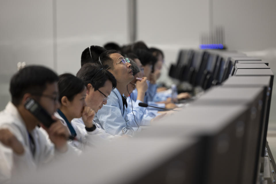 En esta fotografía difundida por la agencia noticiosa Xinhua, personal técnico labora en el Centro de Control Aeroespacial de Beijing el domingo 2 de junio de 2024, en Beijing, China. (Jin Liwang/Xinhua vía AP)