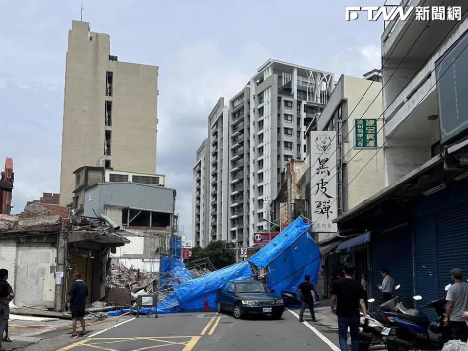 一名網友在臉書發文表示，新竹縣竹北市有一處鷹架倒塌，照片中可以看到鷹架還壓到汽車。（圖／「竹北大小事」臉書社團）