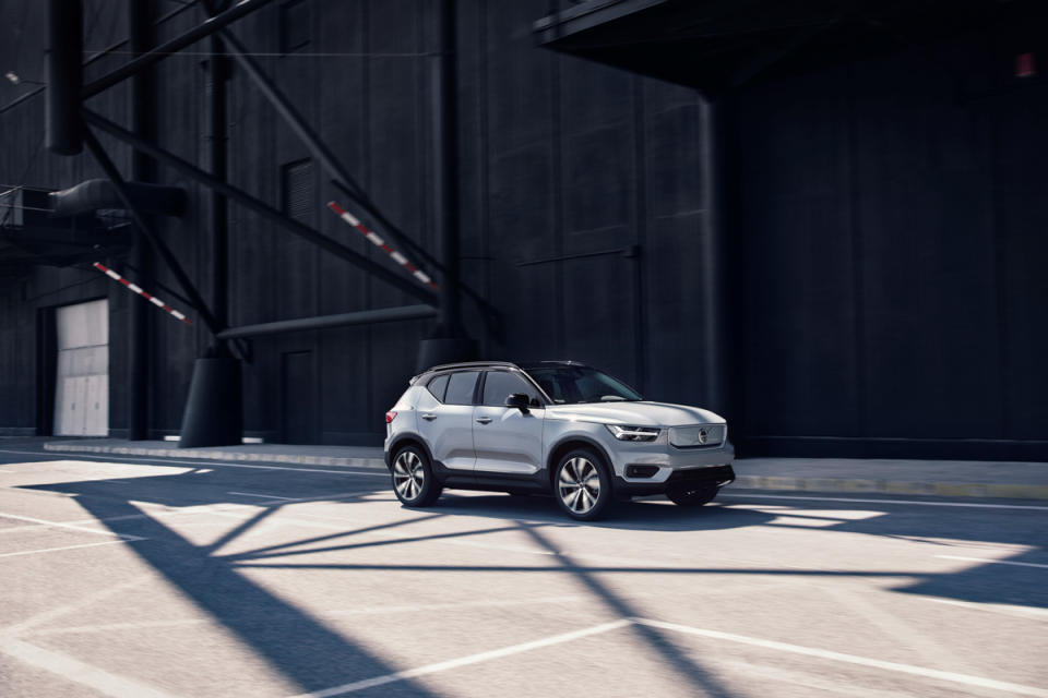 259209_Volvo_XC40_Recharge_P8_AWD_in_Glacier_Silver.jpg