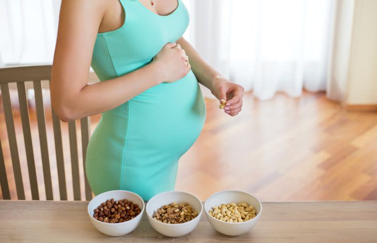 El picoteo entre horas está más que permitido en el embarazo. Opta por snacks saludables como los frutos secos. (Foto: Getty)