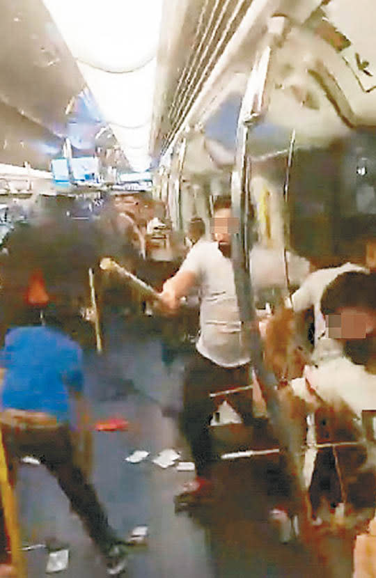 南亞惡煞：有疑似包括南亞人士在內的白衣人在車廂內追打市民。（互聯網圖片）