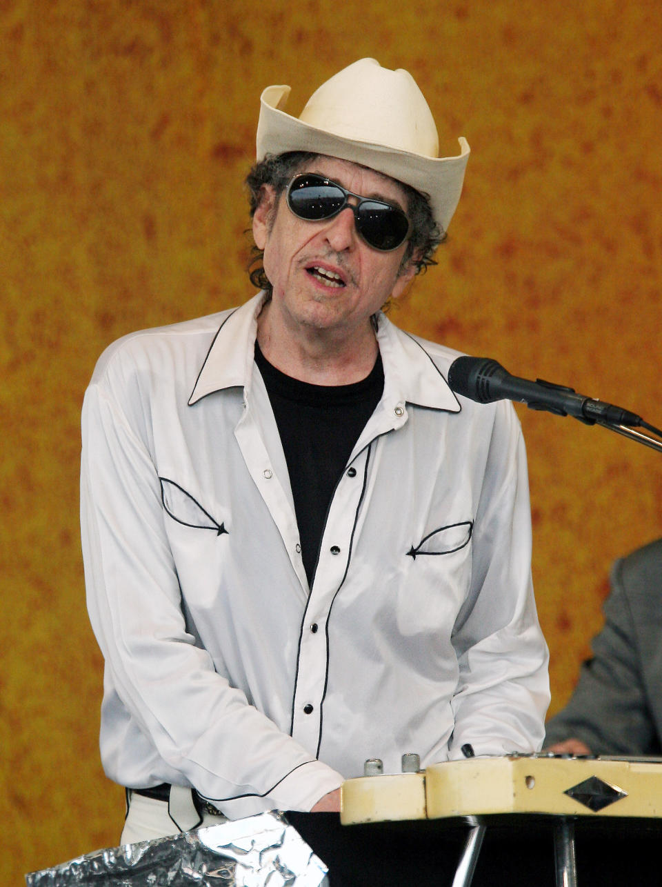 Bob Dylan toca en el Festival de Jazz y Herencia de Nueva Orleáns el 28 de abril de 2006. El catálogo completo de canciones de Dylan, que abarca 60 años y está entre los más preciados, junto con el de los Beatles, fue adquirido por Universal Music Publishing Group en un acuerdo cuyos términos financieros no fueron revelados. (AP Foto/Jeff Christensen, Archivo)