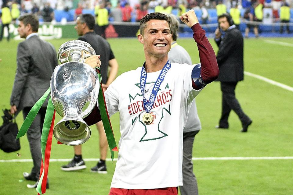 Il y a bientôt quatre ans, le melon de Madère célébrait son premier titre international sur la pelouse d’un Stade de France sonné par le coup de poignard d’Eder. Depuis, CR7 a empilé les Champions League, les Ballon d’or et… quelques années supplémentaires. Ce qui ne devrait pas l’empêcher de participer à son dernier Euro l’été prochain. L’occasion pour les Bleus de régler quelques comptes en phase de poule. Ou de subir un nouveau braquage.