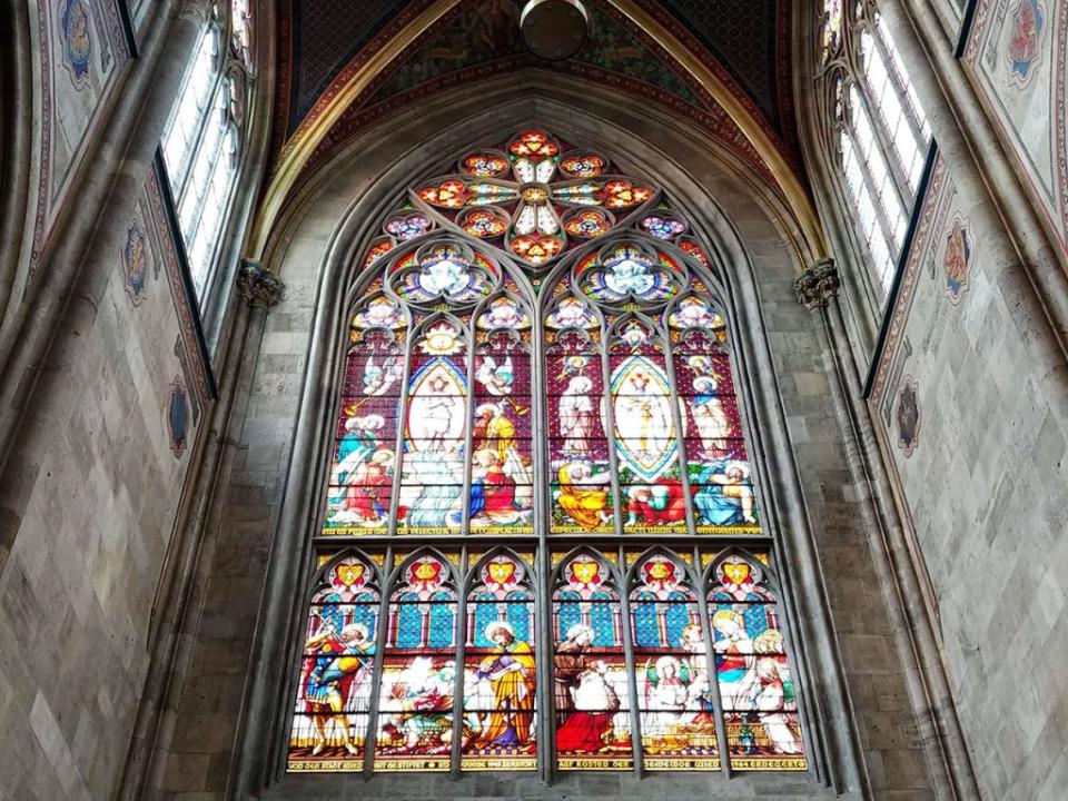 以彩繪玻璃馳名的教堂，描繪出重大的歷史事件及人物。