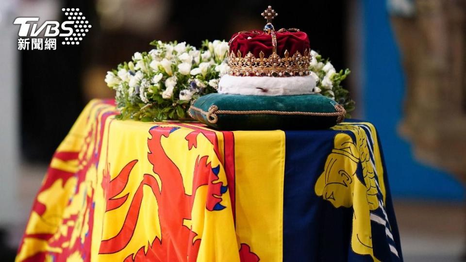 皇室專家表示，女王下葬可能只帶威爾士金婚戒和一對珍珠耳環。（圖／達志影像美聯社）