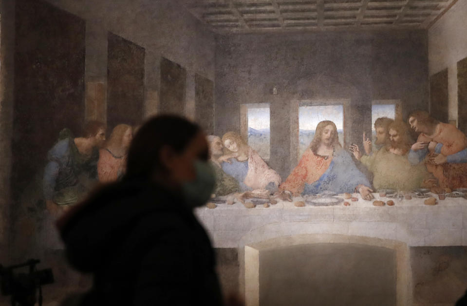 Una mujer admira "La última cena" de Leonardo da Vinci en el convento Santa Maria delle Grazie, en Milán, Italia, el martes 9 de febrero de 2021. "La última cena" reabrió el martes al público tras un segundo cierre debido a la pandemia de COVID-19. (AP Foto/Antonio Calanni)