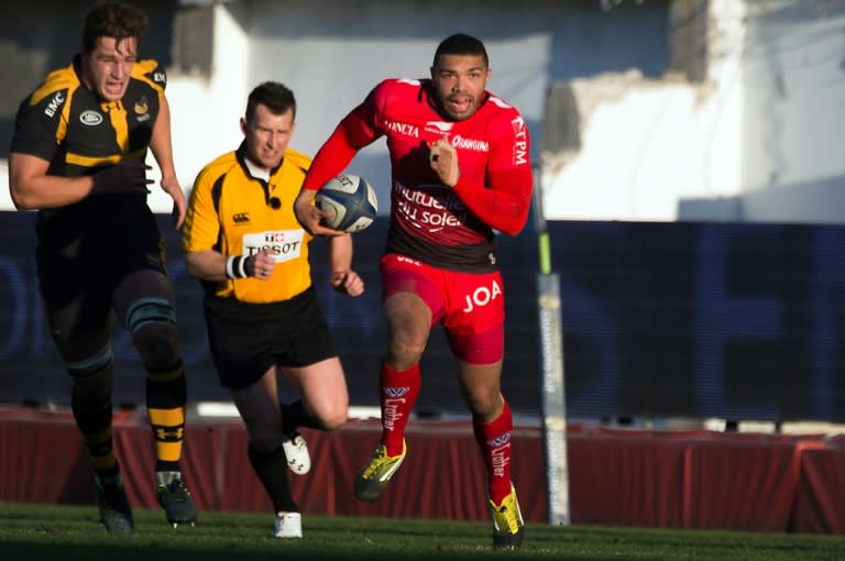 Toulon's winger Bryan Habana (C) runs with the ball during a European Champions Cup rugby union match against Wasps on January 17, 2016 at the Mayol stadium in Toulon, southeastern France